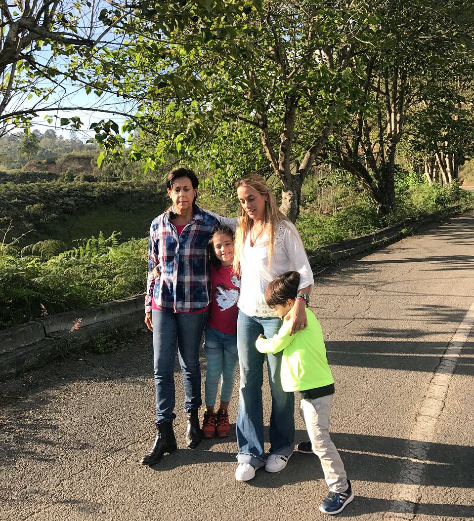 liliantintori's tweet photo. Saliendo de Ramo Verde de ver a Leopoldo. El mejor regalo del #DíaDeLasMadres es verlo, estar juntos y abrazarnos en familia. https://t.co/DmvTw4DzLP