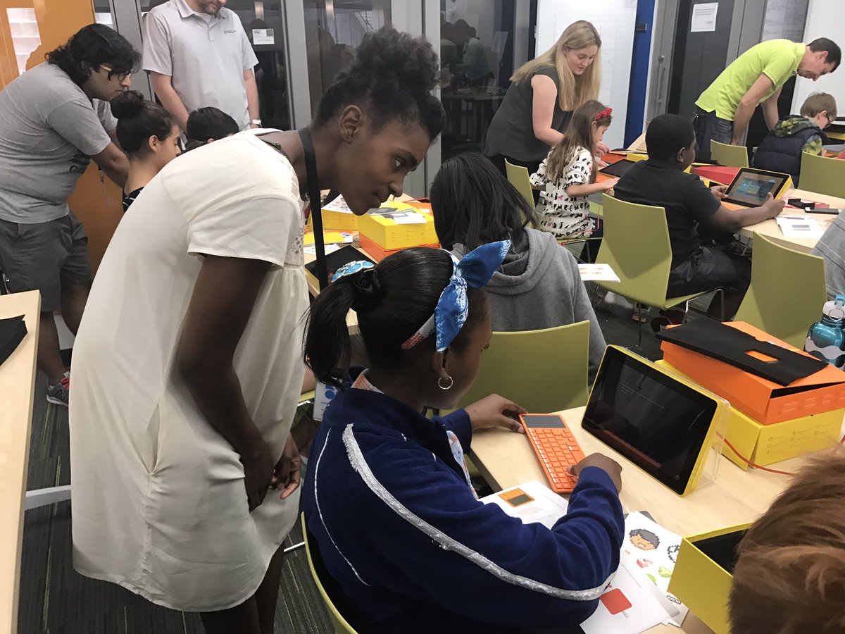 createaLOOP's tweet photo. We launched a new club at @WUSTL! Our student's built computers and learned the science behind binary code. #LearnMakePlay https://t.co/kTbY302Bzz