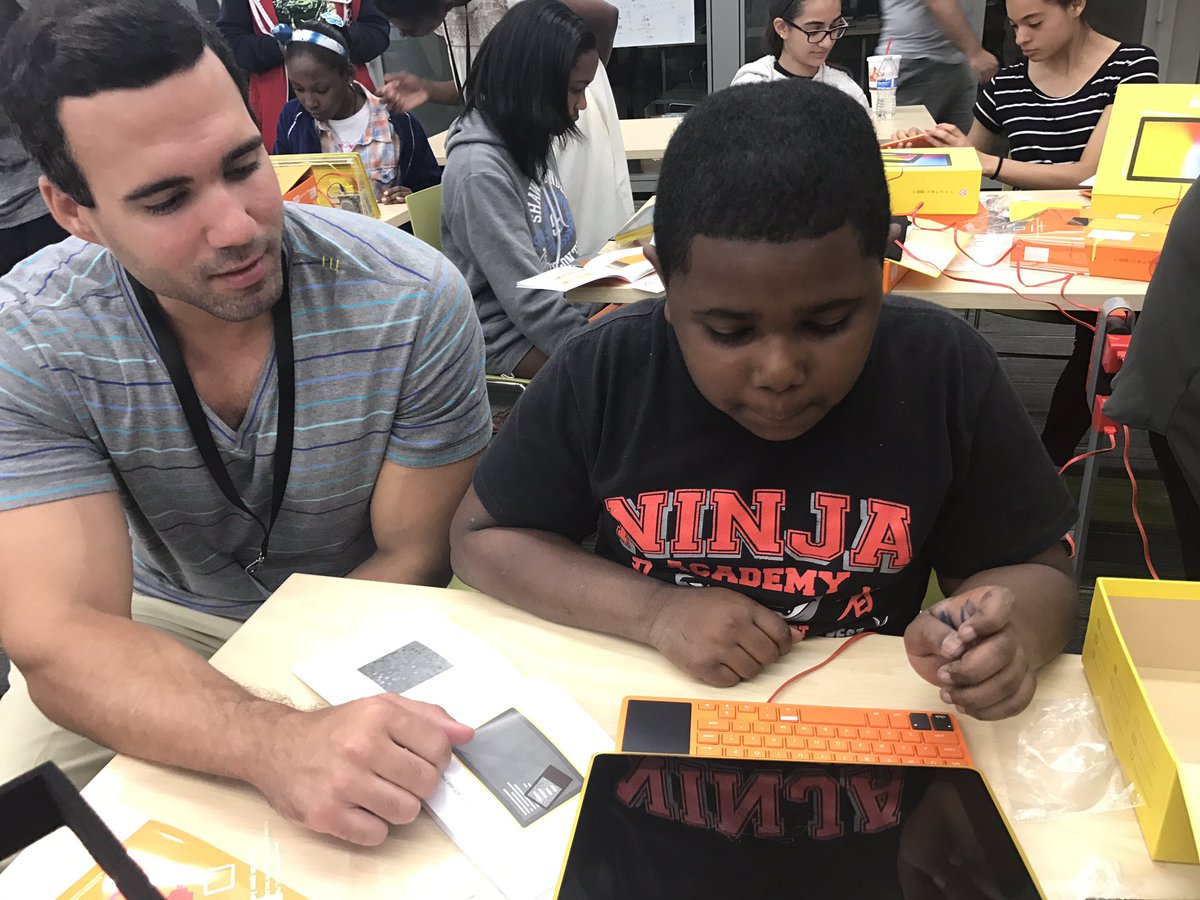 createaLOOP's tweet photo. We launched a new club at @WUSTL! Our student's built computers and learned the science behind binary code. #LearnMakePlay https://t.co/kTbY302Bzz