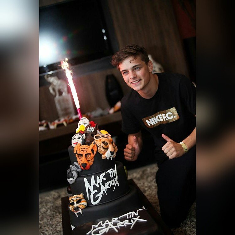 LoveGarrix18's tweet photo. 😍😍😍😍😍
Happy brithday
@MartinGarrix 
#NOWMartinGarrix https://t.co/Dzb9wnzabj