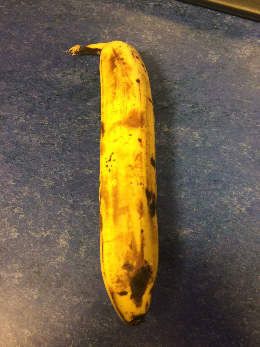 thesuharrison's tweet photo. Look at this incredibly straight banana #notbent https://t.co/n3c76p9YfD