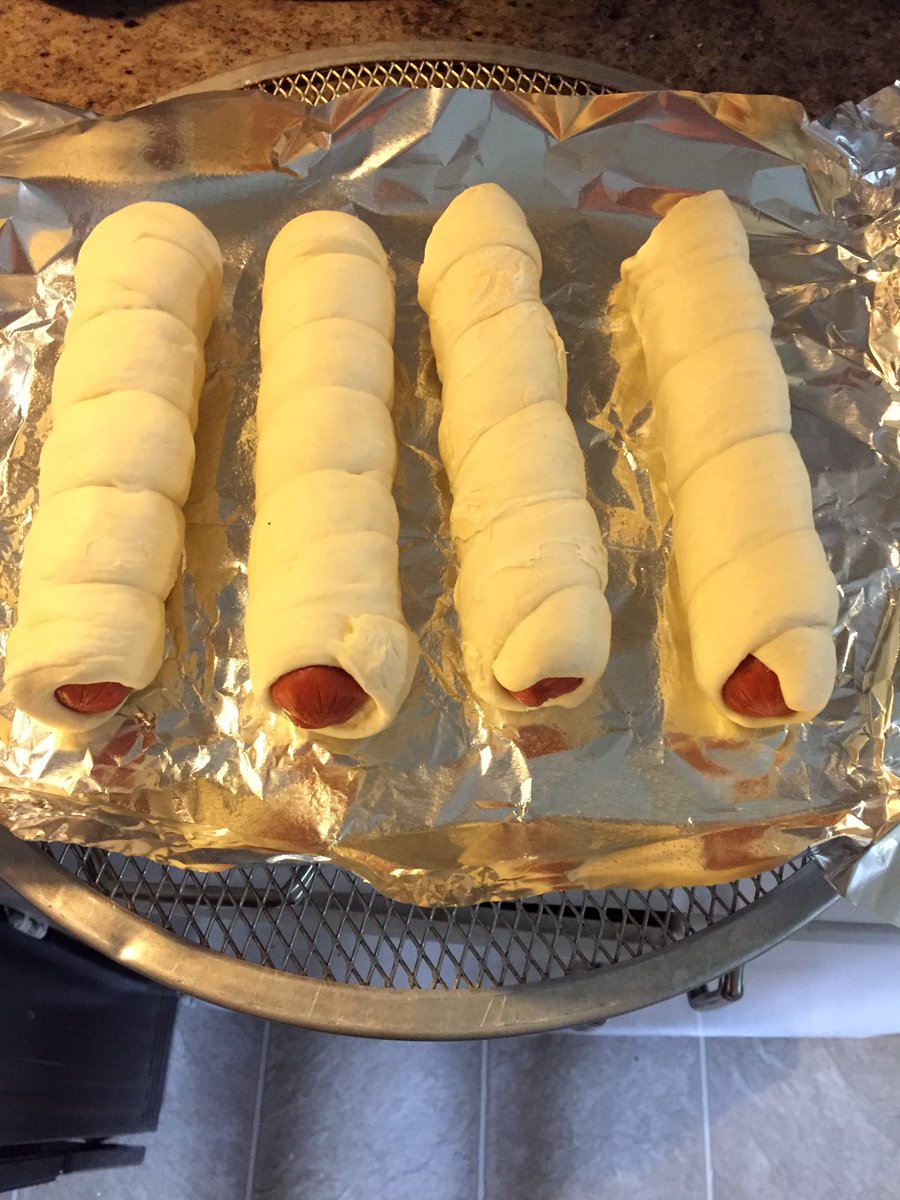 Bennyspizzapro's tweet image. Pizza Dogs!!! We used @HemplersFoods Beef Dogs and wrapped them in Benny&apos;s Pizza Dough. Cooked at 425 for 12 min. #pizzadogs #bennysdough