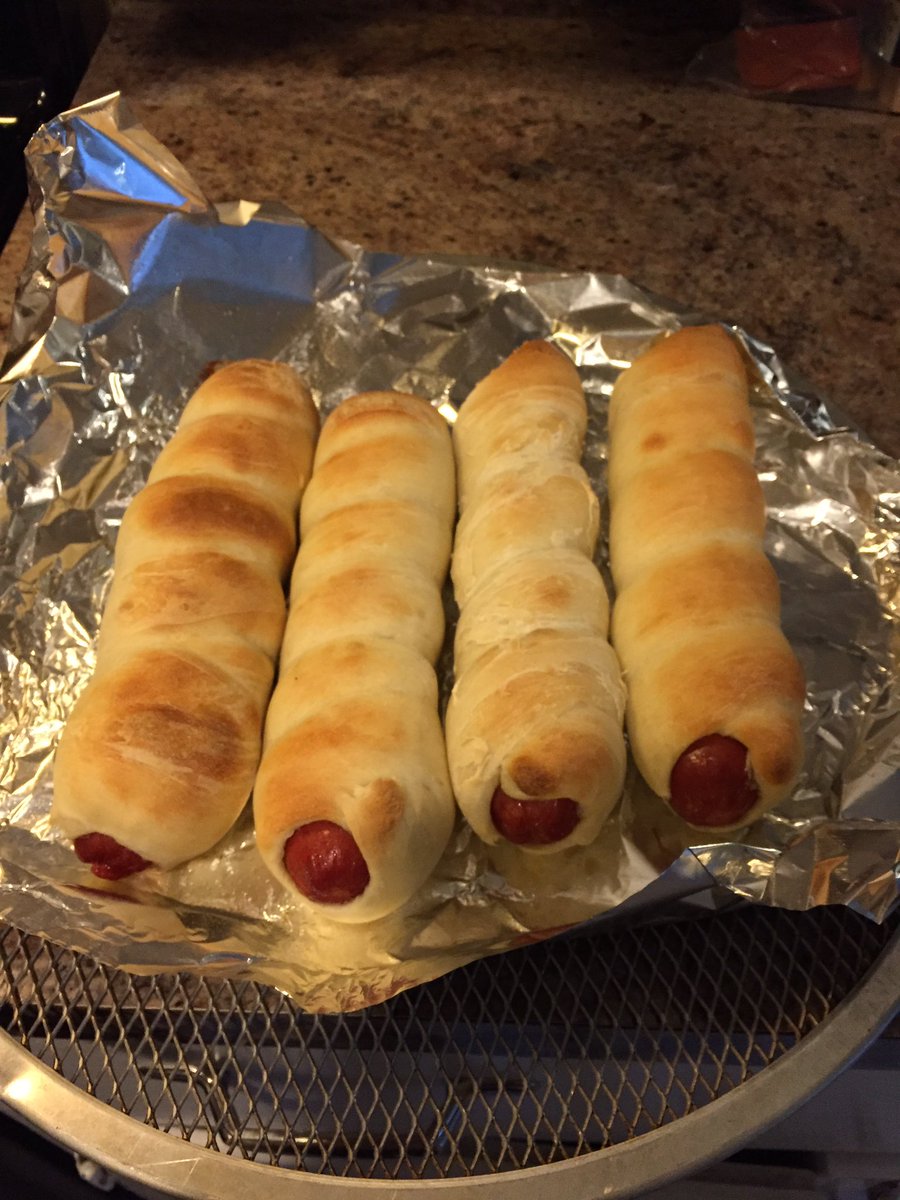 Bennyspizzapro's tweet image. Pizza Dogs!!! We used @HemplersFoods Beef Dogs and wrapped them in Benny&apos;s Pizza Dough. Cooked at 425 for 12 min. #pizzadogs #bennysdough