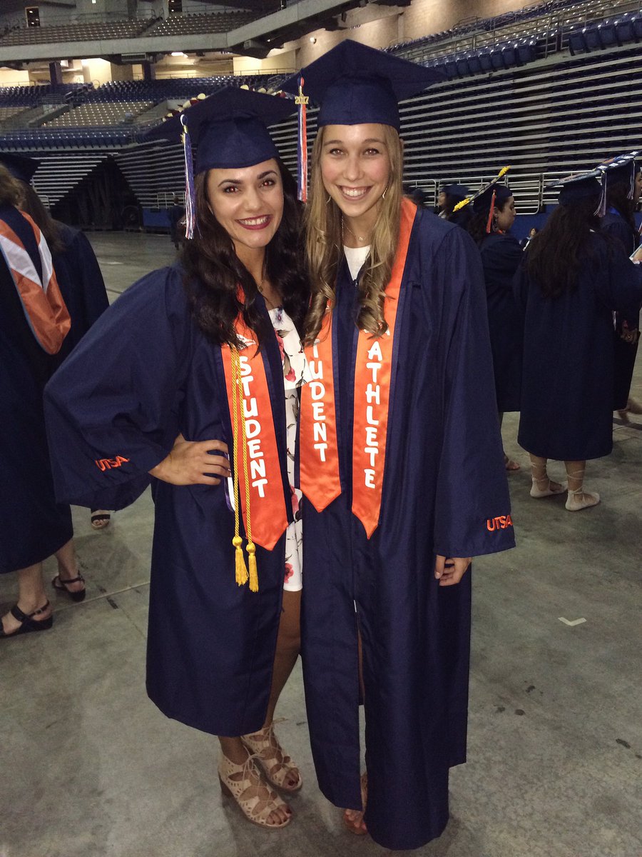 angelicaanino's tweet photo. So awesome to graduate beside these wonderful people ❤🎓 Just a few of the people who have made Texas so great. Now &amp; forever a roadrunner 🤙🏽 https://t.co/4osDYtaygT