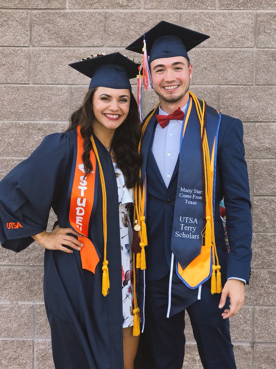 angelicaanino's tweet photo. So awesome to graduate beside these wonderful people ❤🎓 Just a few of the people who have made Texas so great. Now &amp; forever a roadrunner 🤙🏽 https://t.co/4osDYtaygT