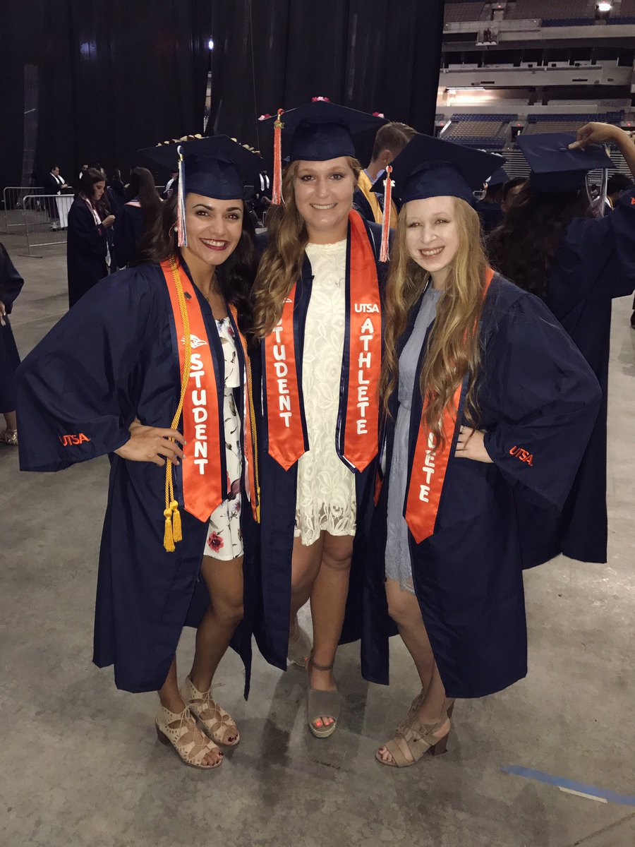 angelicaanino's tweet photo. So awesome to graduate beside these wonderful people ❤🎓 Just a few of the people who have made Texas so great. Now &amp; forever a roadrunner 🤙🏽 https://t.co/4osDYtaygT