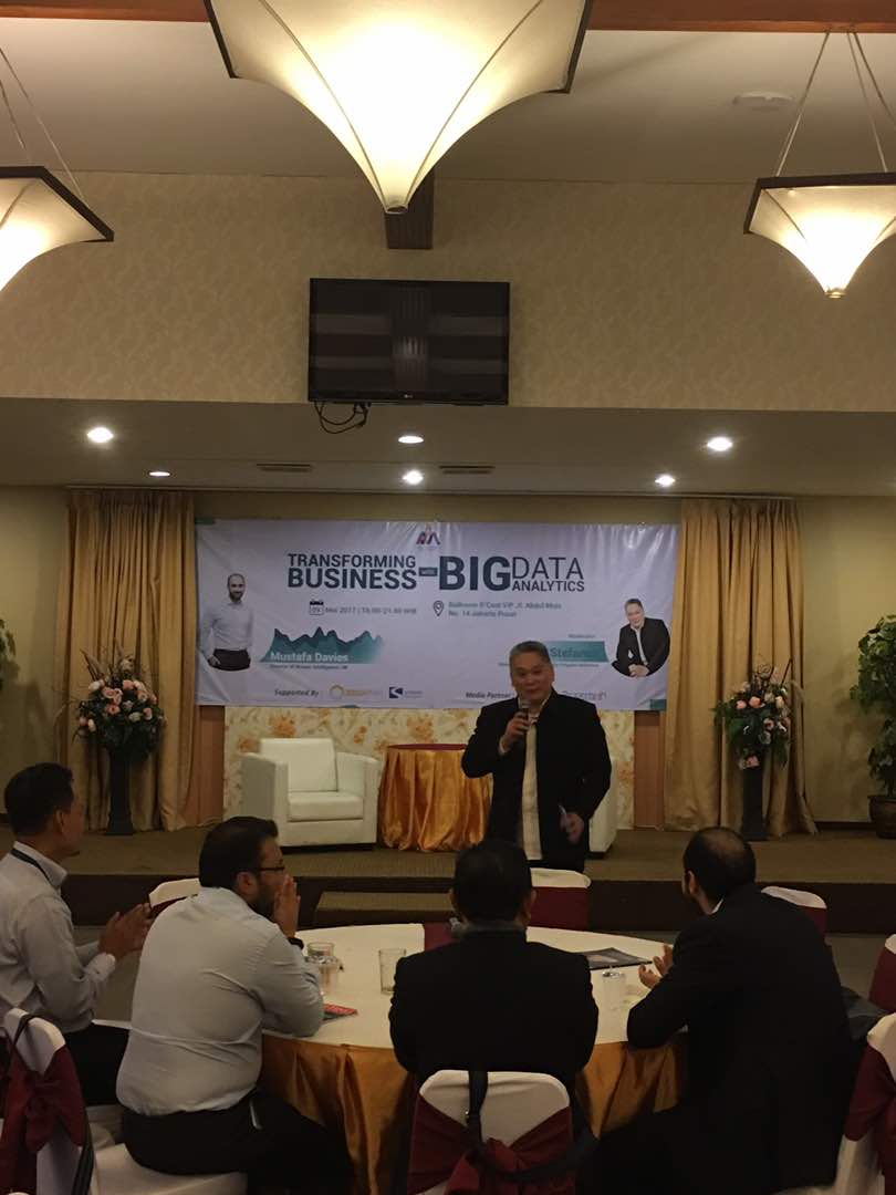LoyaltoID's tweet photo. Ari Stefanus, menjadi salah satu pembicara seminar dengan tema 'Transforming Business With Big Data Analytic' pada Selasa lalu di Jakarta :) https://t.co/5FgDcINozF