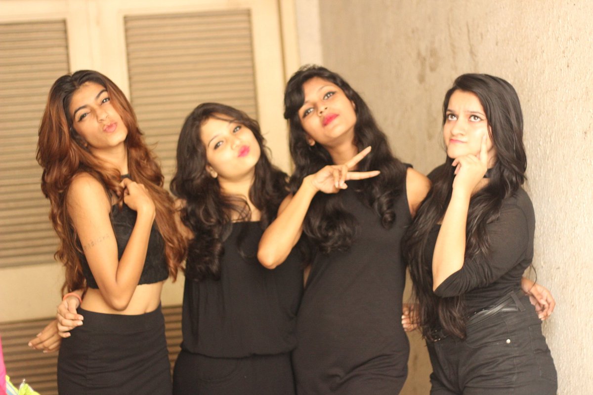 DiaryofRadhika's tweet photo. If you have long brown hair, wear black outfits often.
Brown hair compliments the black outfit https://t.co/PxLUwYXop7