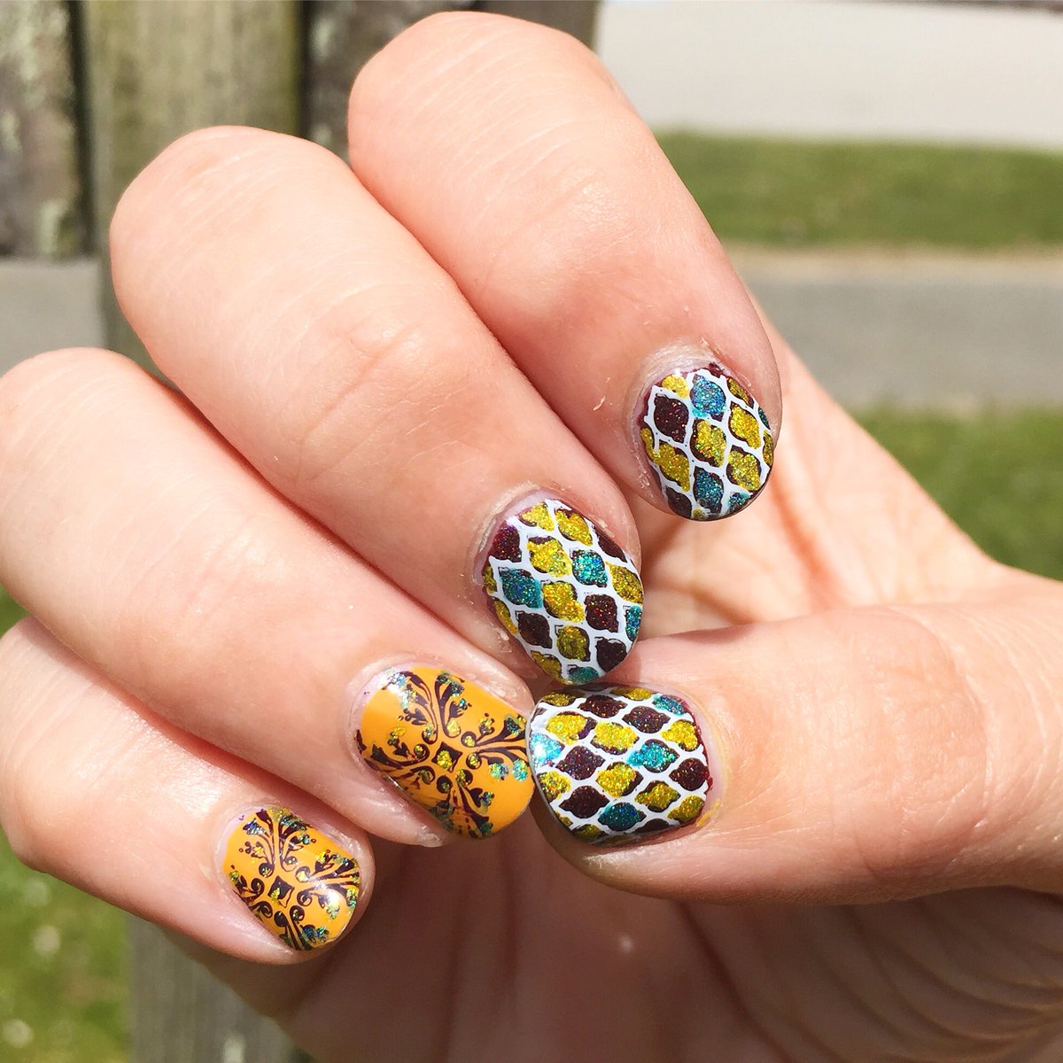 Moroccan and harlequin inspired mani ✨ on a @cirquecolors Ambrosia & @BarryMCosmetics Mustard 💅🏻 

#moroccannails #harlequinnails  #notd