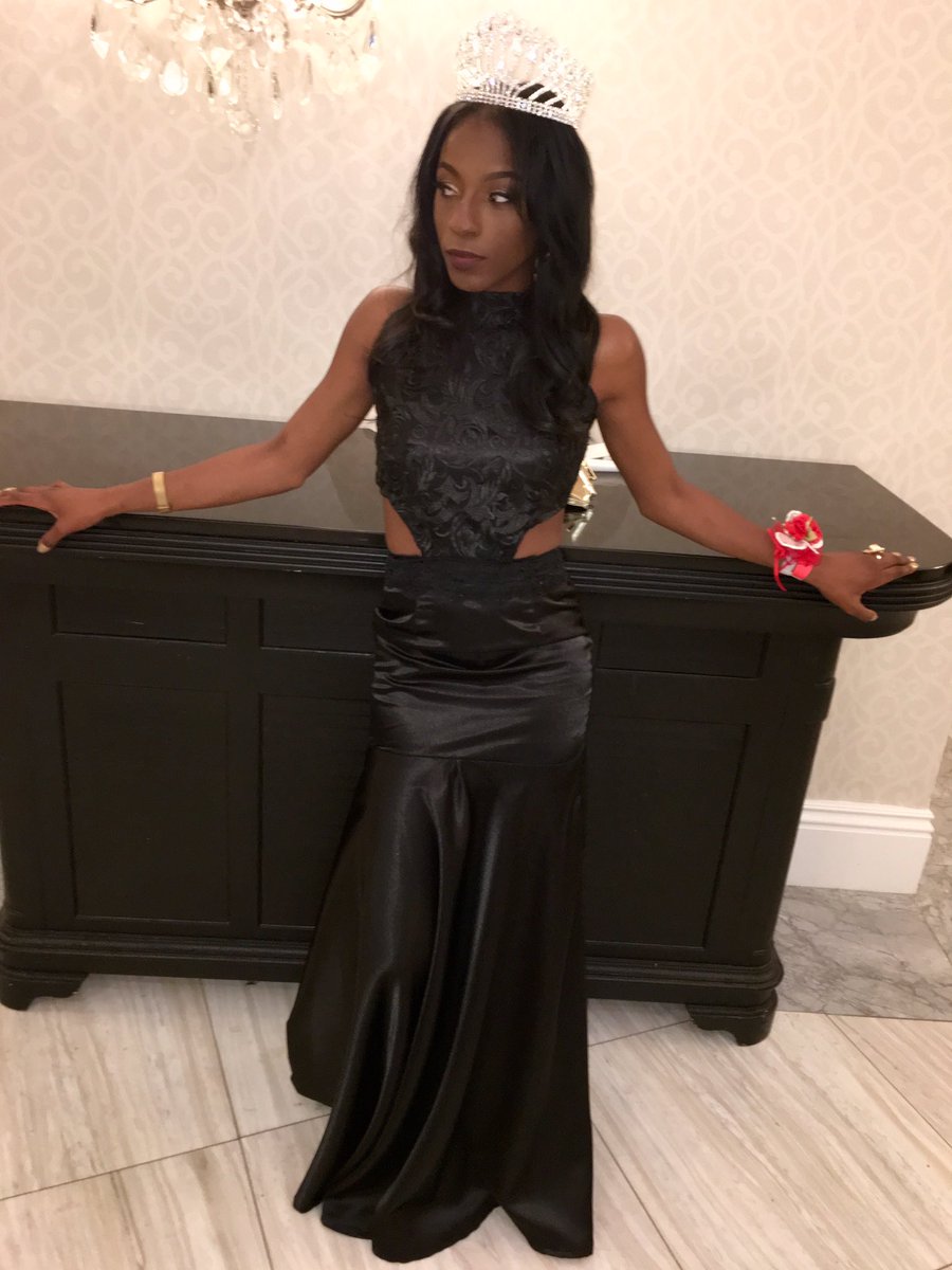 __fls's tweet image. Bow in the presence of greatness ☝🏾 #PromQueen2k17 👑