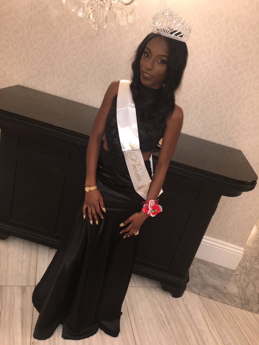 __fls's tweet image. Bow in the presence of greatness ☝🏾 #PromQueen2k17 👑