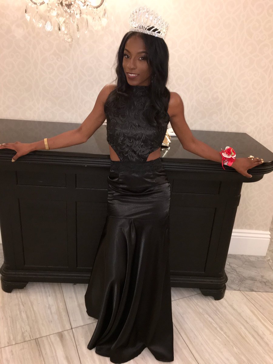 __fls's tweet image. Bow in the presence of greatness ☝🏾 #PromQueen2k17 👑