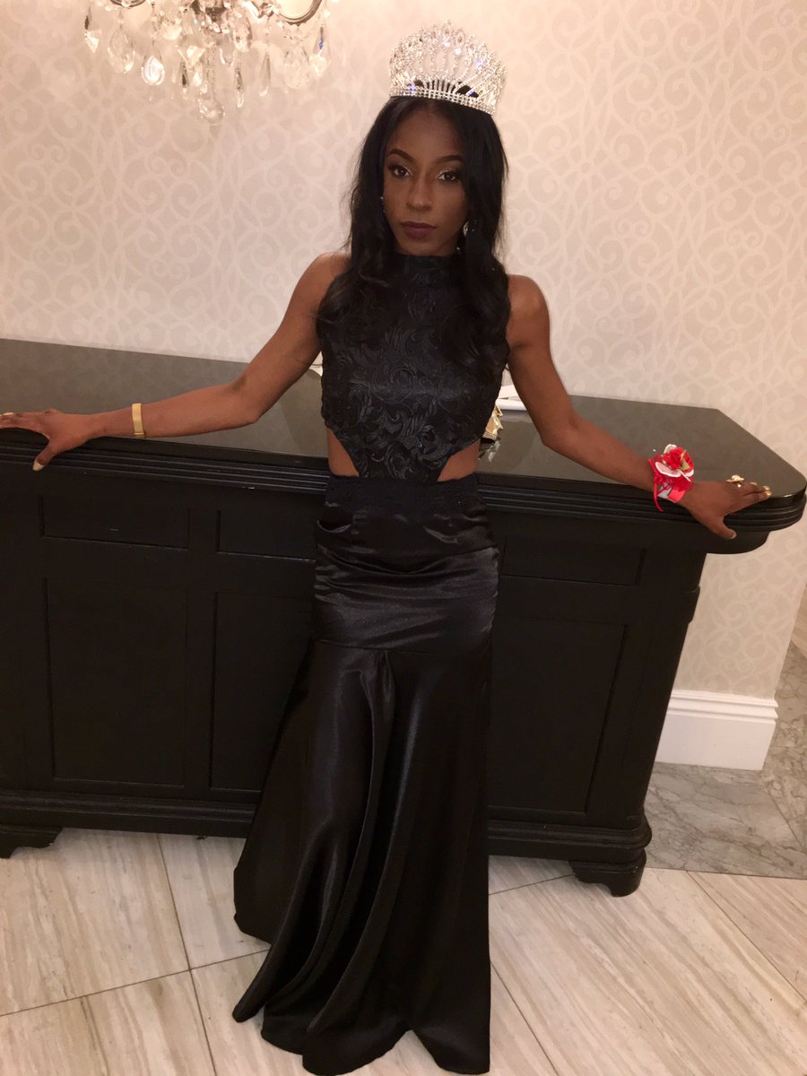 __fls's tweet image. Bow in the presence of greatness ☝🏾 #PromQueen2k17 👑