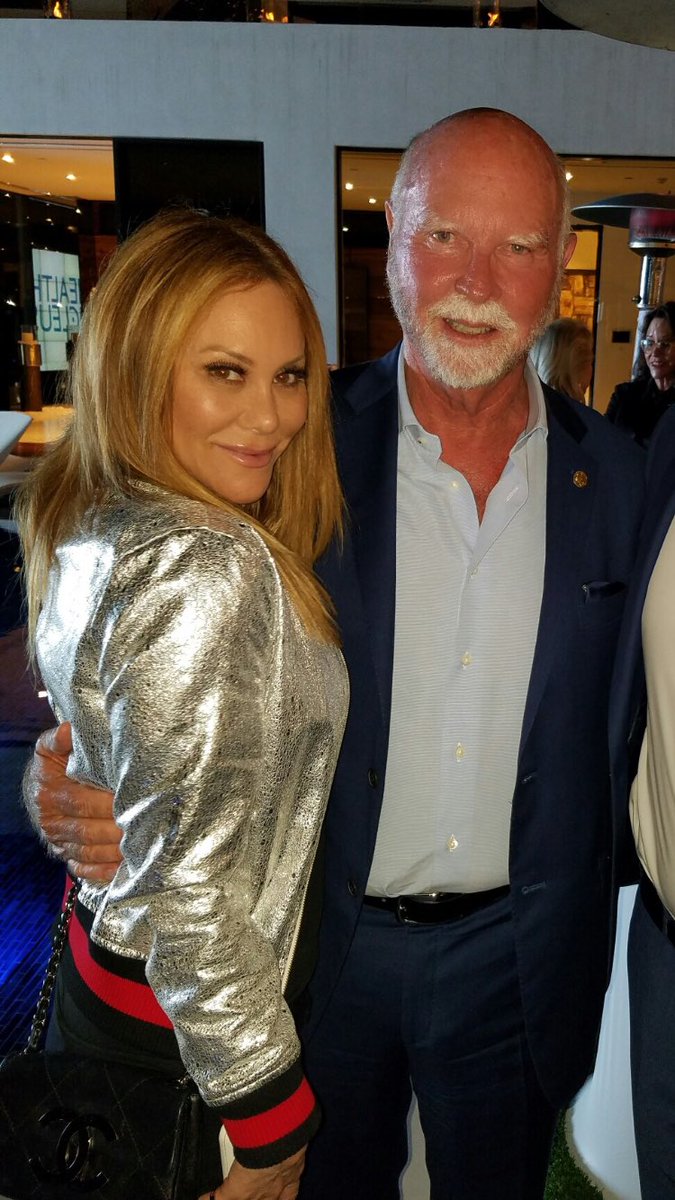 suzikaltman's tweet image. Met this incredible Scientist last week... #cheatdeath #CraigVenter #genome 🙏🙏🙏