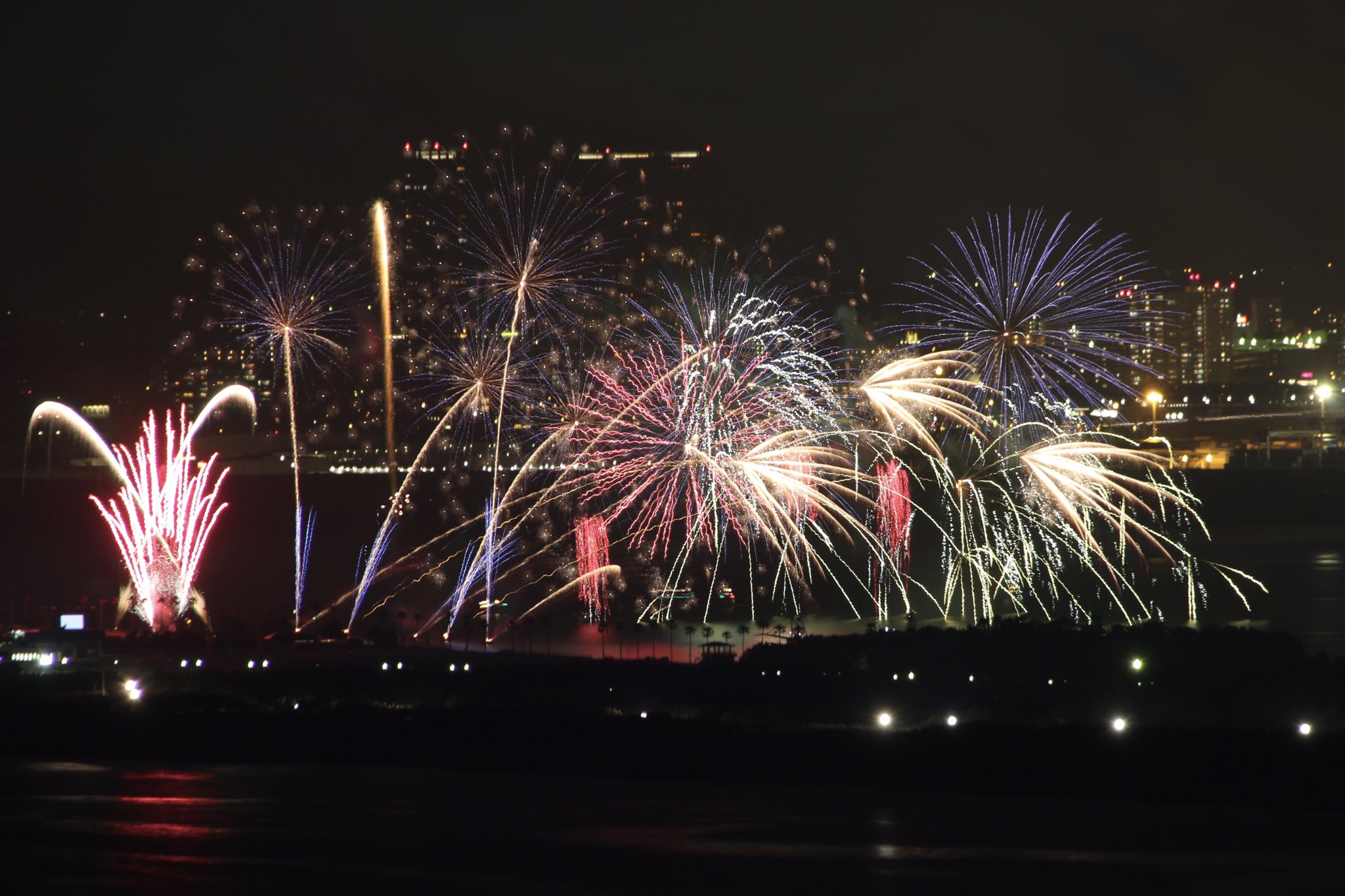 とも 5月13日 海の中道芸術花火17 打ち上げ地点から約5km離れたところから撮影 正直遠すぎました笑 海の中道芸術 花火17 海の中道芸術花火 うみなか 海の中道海浜公園 花火 T Co Hwawgilzbn Twitter