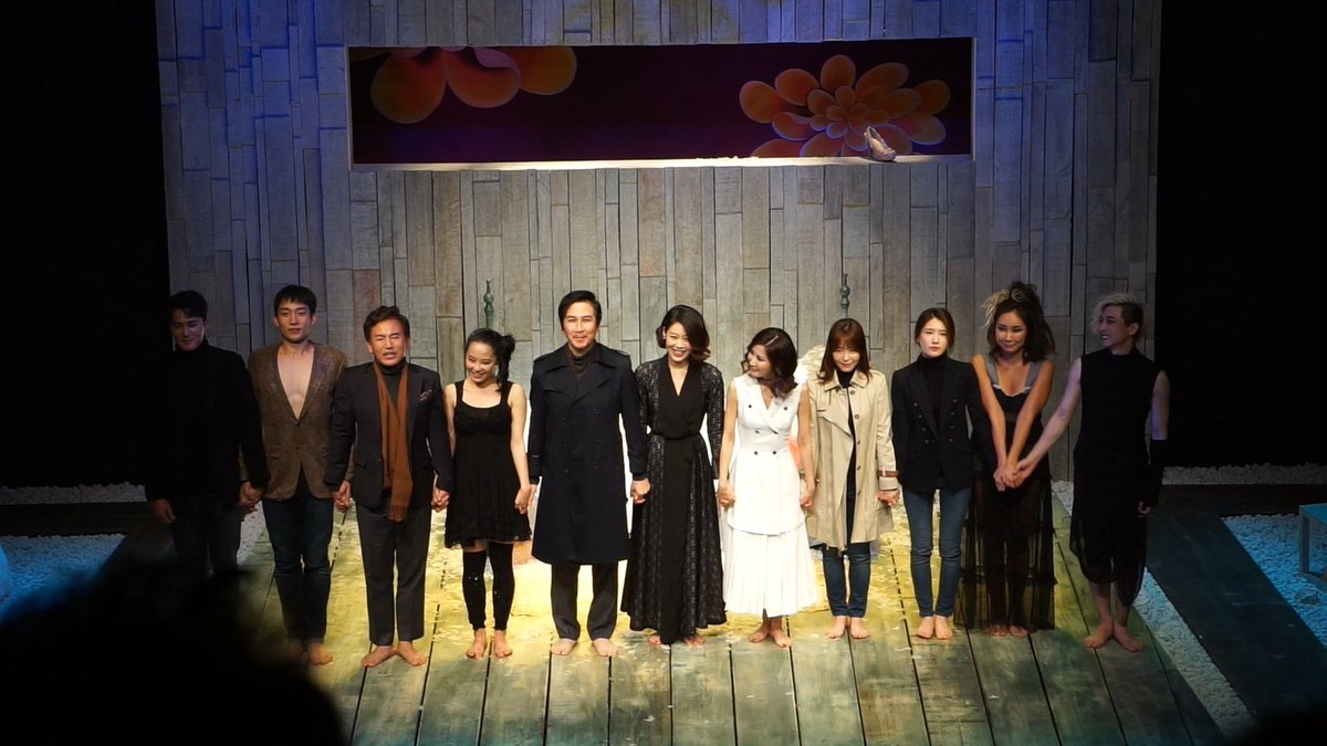 CKH_20th's tweet photo. 2017년 5월 14일
극장을 가득 채운 박수로 연극 #미친키스 그리고 #조광화전 의 마지막을 떠나보냈습니다.

배우, 스탭, 그리고 관객

#조광화전 약 5개월간의 여정을 함께 해주신 모든 분들께 감사드립니다. https://t.co/N3mPWvRZgw