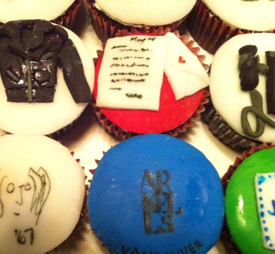 mmmelia's tweet photo. @arkellsmusic On Paper on cupcakes 😍 #onpaperday #throwbackSunday #alwaysplayingcatchup https://t.co/4Tb2rFEe8i