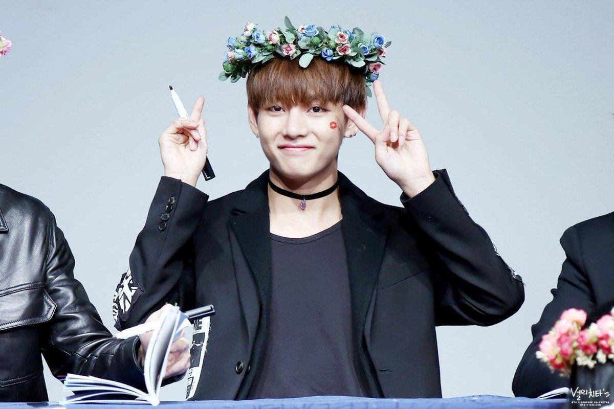 Тэхен из бтс. Когда др у тэхена из бтс. Тэхен из бтс с цветами. Бтс тэхен в красном. Bts ким тэхен.