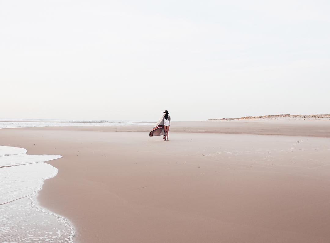 Una playa desierta al atardecer, con una luz rosada que baña la arena y el mar... Conoce a Sunrise Over Sea bit.ly/sos_nsl