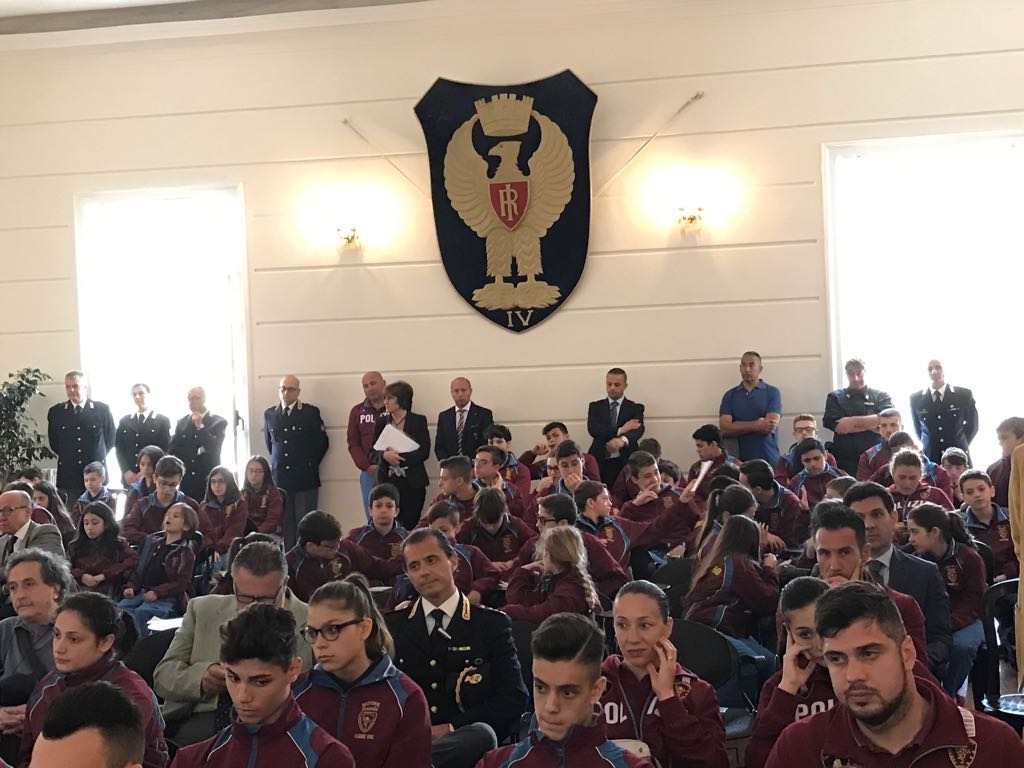 Napoli #CapodellaPolizia a conferenza su importanza sport per #legalitá con giovani atleti #FiammeOro e Giuseppe Maddaloni campione judo