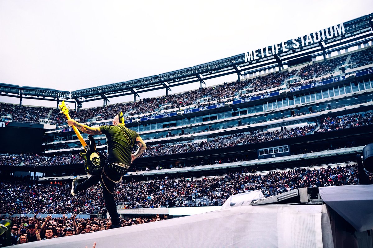 TheOfficialA7X's tweet photo. Thank you New Jersey... It was great to be back tonight. #MetAtMetLife #WorldWired #avengedsevenfold π·: @rafacore https://t.co/8i6dl0QVuB
