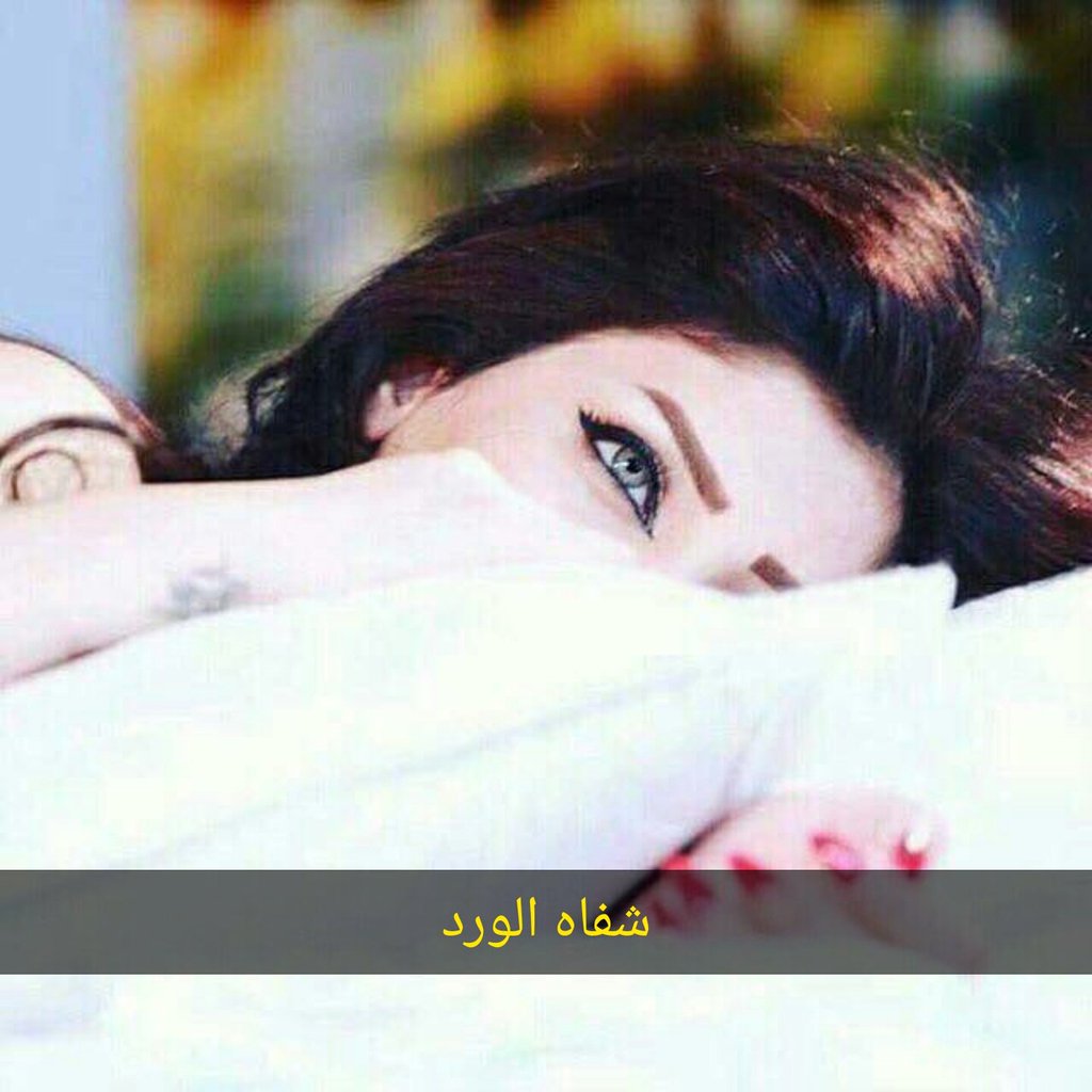 #شفاه_الورد
عطرك العالق بوسادتي
يبعثرني ويشتت صباحي
حين أجد من خصلات شعرك
شعرة بلون الشمس وألفها بأصبعي
وأقبلها متى ما مر طيفك بعيوني
#علي