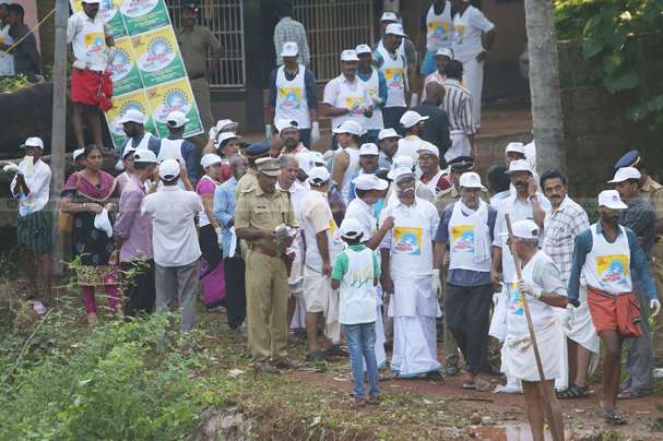mathrubhumi's tweet photo. പതിനായിരം കൈകള് ഒന്നിച്ചു; ഒരു പുഴ പുനര്ജ്ജനിച്ചു https://t.co/1YWocEDT82 #Clean_Earth https://t.co/AJ476O5f8C