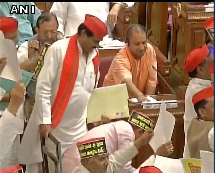 news24tvchannel's tweet photo. यूपी विधानसभा में विपक्ष ने सीटी बजाकर किया जोरदार हंगामा #oppositionparties #heavyruckus #upassemb https://t.co/6blS35zLZp https://t.co/DPTrG3fyxj