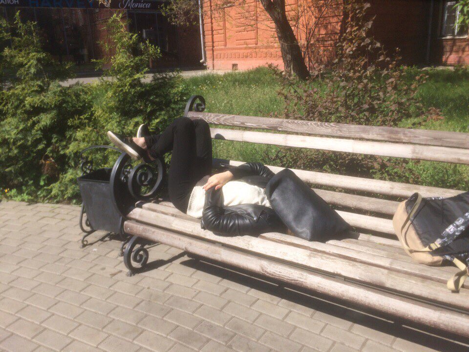 Frau_Kim's tweet photo. 1) когда ты студент 
2) когда тебя числанули и ты такой через 2 года https://t.co/JJkIo3uhef