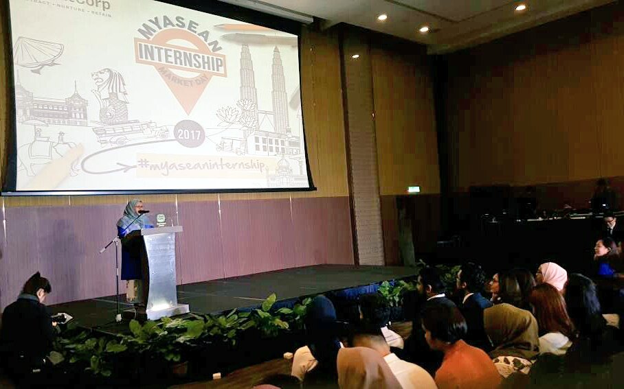 TalentCorpMsia's tweet photo. TalentCorp CEO @ShareenGhani welcomes employees & students at #myaseaninternship Market Day 2017. TQ @MITIMalaysia & Employers for support! https://t.co/2pAjLQEnBE