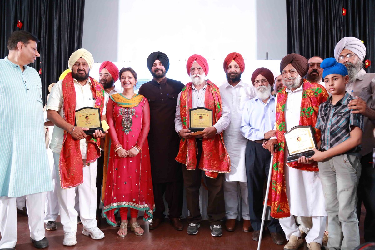 PbArtsCouncil's tweet photo. 13.5.17, #ShivKumarBatalvi #Utsav at #Batala #PB #SatinderSatti #Chairperson #PAC with #NavjotSinghSidhu #CabinetMinister #Punjab #PLKA #PSA https://t.co/V8DGXBLfS0