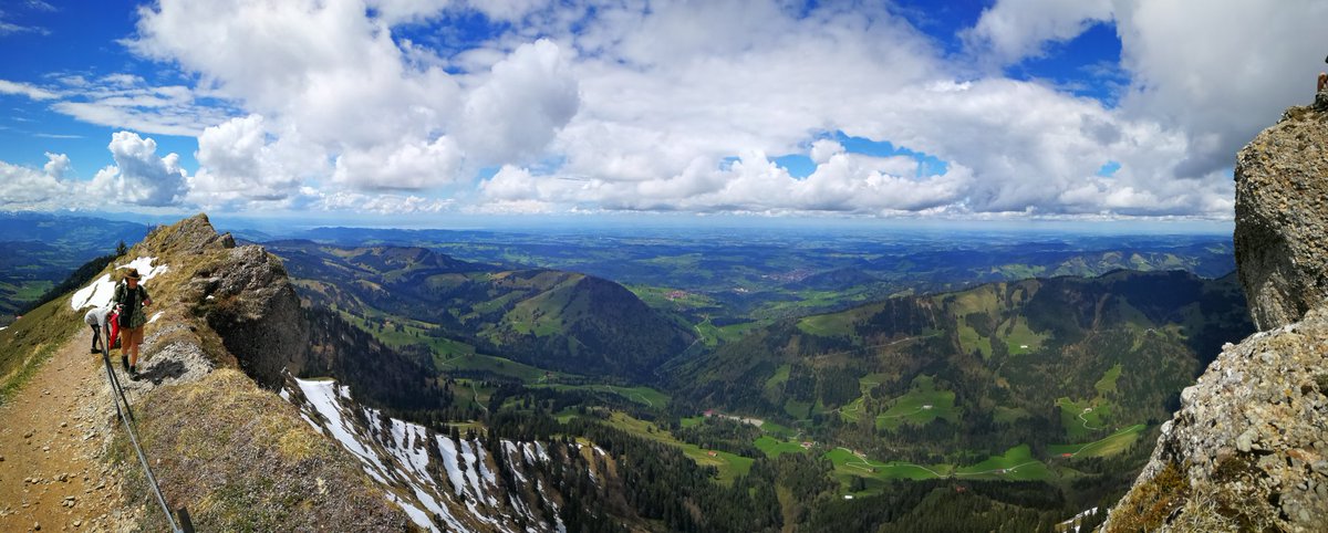 d_joni93's tweet photo. Hiking in the Alps with my SHA dorm crew! 😎 https://t.co/ssW2debAkM