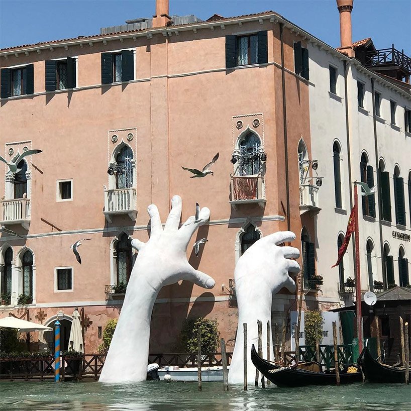 Tranquilos, el edificio no se cae, es la #escultura de #LorenzoQuinn en #BiennaleArte2017  #VeniceBiennale2017 

#arte #art #escultura