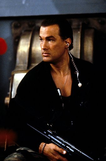 ワーナー ブラザース ジャパン Twitter ನಲ ಲ 大丈夫 セガールがいる 25年前の本日は スティーヴン セガール トミー リー ジョーンズ共演 沈黙の戦艦 の公開日 セガール演じる 最強 の料理長ケーシー ライバックが 乗っ取られた戦艦でテロリストを