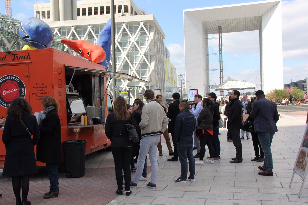 ParisLaDefense's tweet photo. Pas fan du lundi ? Réconfortez vous avec un bon #FoodTruck 🍔 Découvrez le programme de la semaine sur https://t.co/KiJ86n8DB2 https://t.co/GJfxkSG7XC
