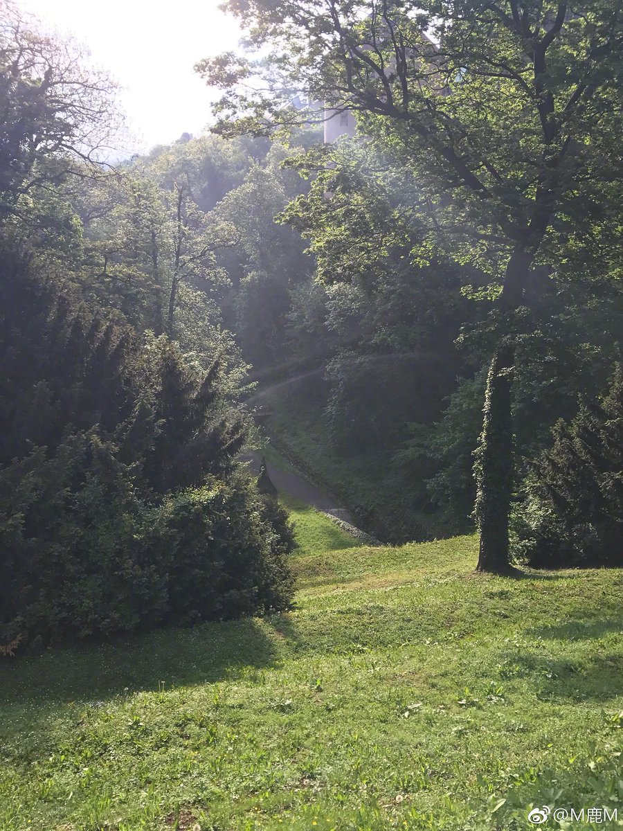 170515 #LuHan Weibo Update: (3)
The world is so big, coming out to take a look 😁😁😁 tmblr.co/ZgLTpu2LfkVge