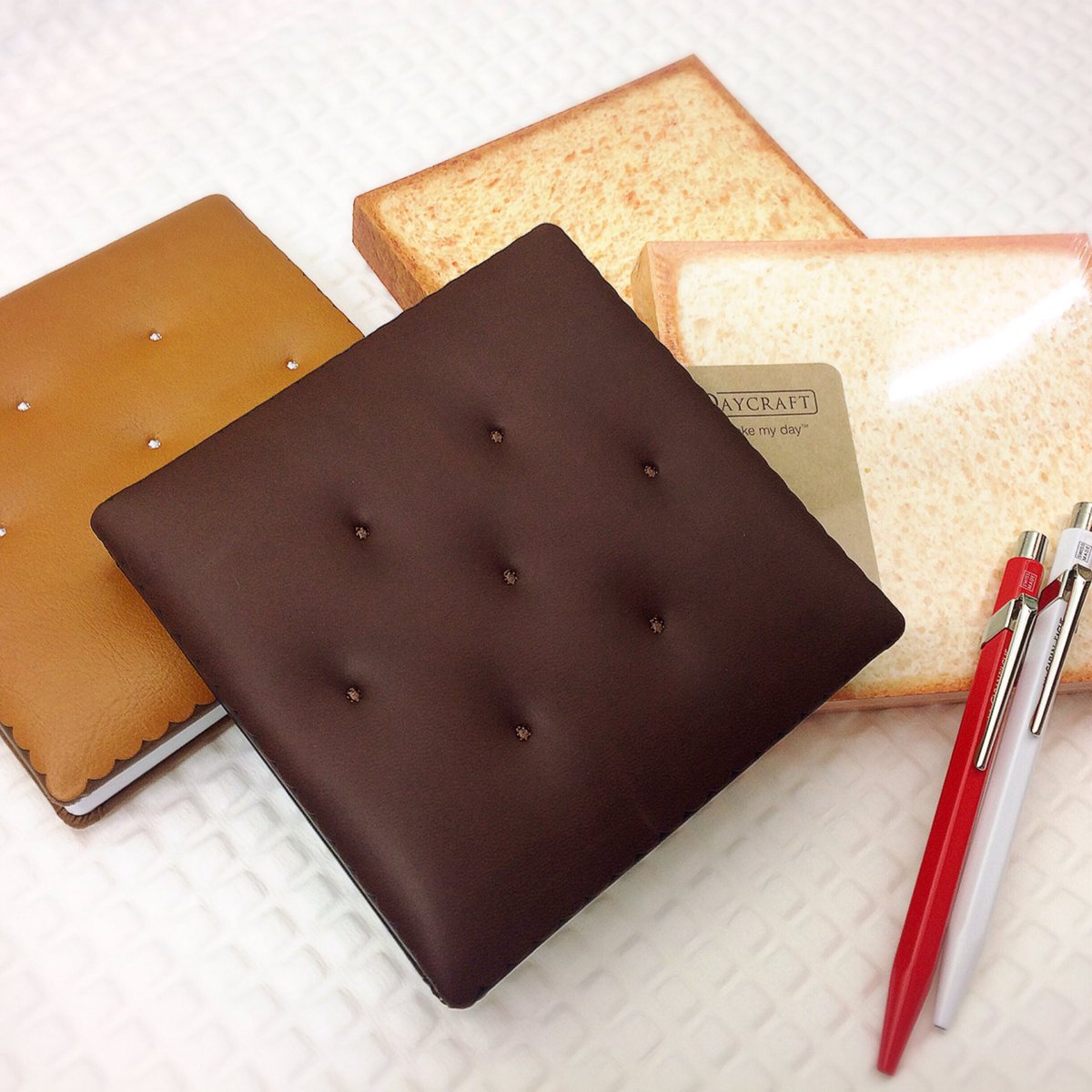 Itoya_Ikebukuro's tweet photo. お腹が空く時間ですね。まるでクッキーなノートはいかがですか🍪お気に入りは、ぷにぷにした触感💓おいしそうなノートを見ておやつはがまん😣…出来るでしょうか?#池袋 #伊東屋 #DAYCRAFT #ノート #パンノート #クッキーノート https://t.co/vrd5aNnw92