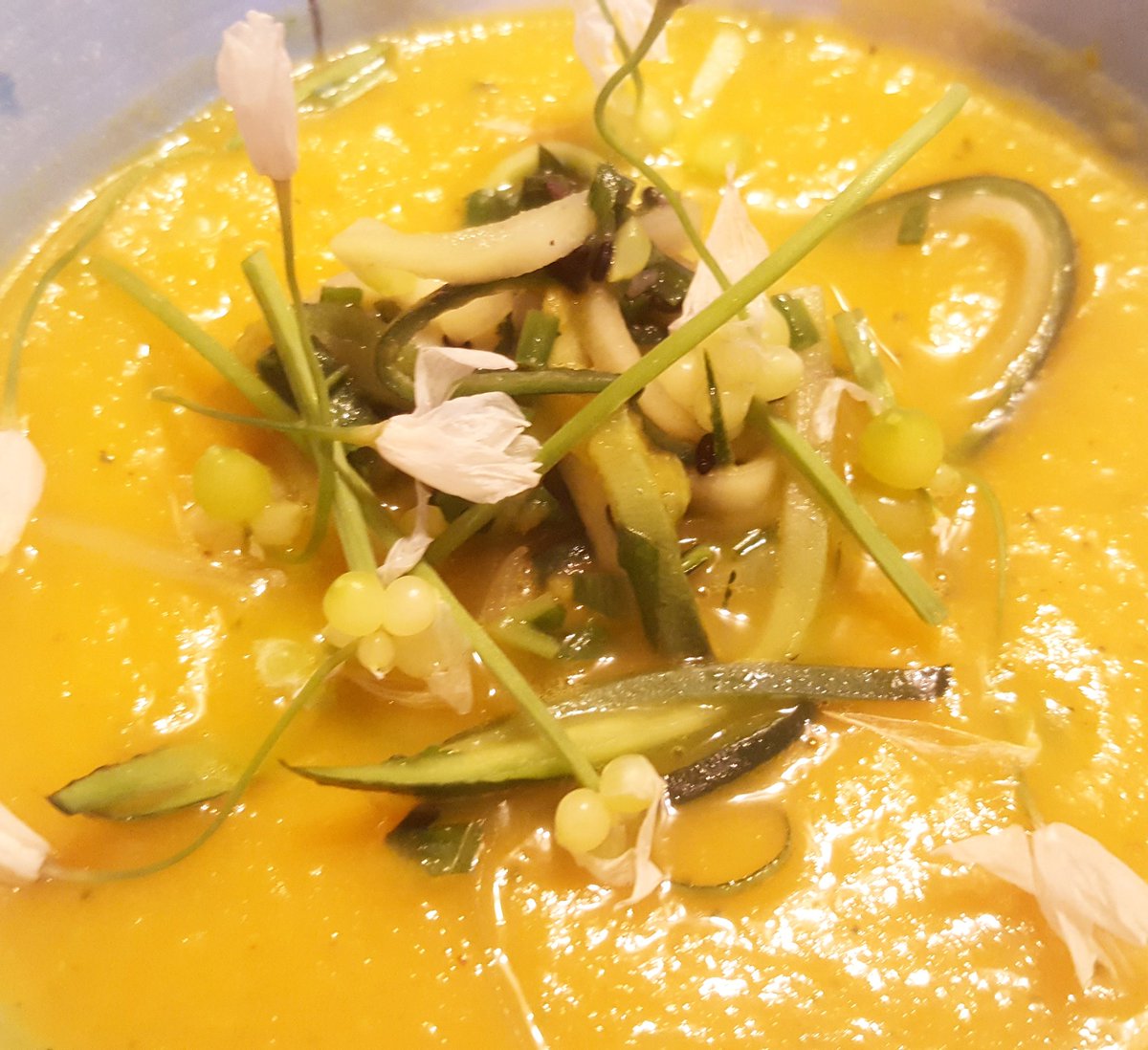blippingrun's tweet photo. #carrot #soup garnished with #zoodles and #wildleek #groundelder delish! #healthyeating @NourishedbyN https://t.co/APUmIMjl1f