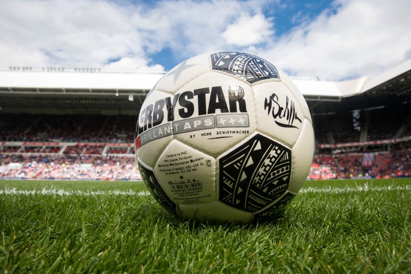 PSV's tweet image. Wil jij deze nieuwe eredivisiebal gesigneerd door @JRZoet winnen? Retweet en maak kans! De winnaar wordt morgen om 10.00 uur bekend.