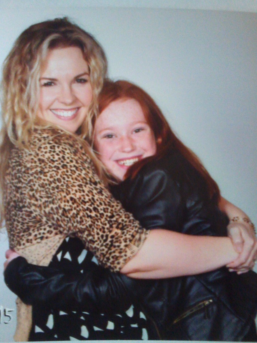 Trink6's tweet photo. Jolie spent ages deciding on a pose but she just couldn't resist another hug with @kimrhodes4real @OfficialBrianaB #Asylum15 #Asylum18 https://t.co/8Gxif9P6UV