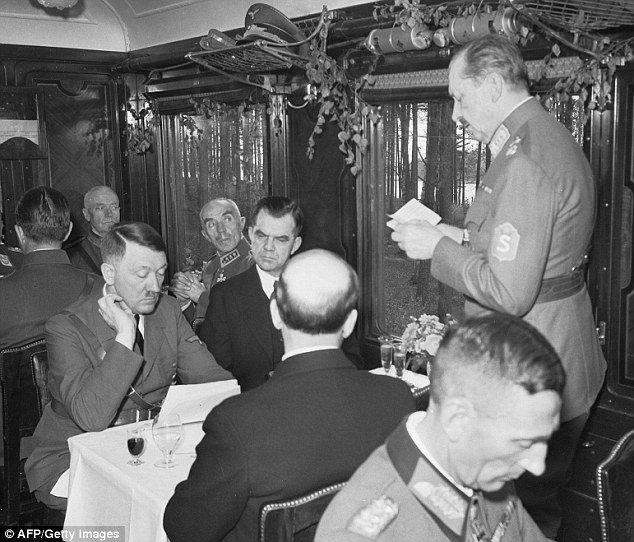 Rabbitislate's tweet image. In 1942 a Finnish sound engineer secretely recorded Adolf Hitler while he was speaking in a normal tone of voice
yle.fi/aihe/artikkeli…