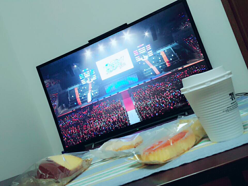 kota_iwaki's tweet photo. 今日は稽古お休みなので、
去年のテイフェスのDVD観賞する♪
Blu-rayだからめちゃくちゃ映像キレイだぁ~ここに立つのかと思って観るとドキドキするなぁ...
#tof2017 #tof2016 #テイルズオブザステージ https://t.co/ja7IDhIygz