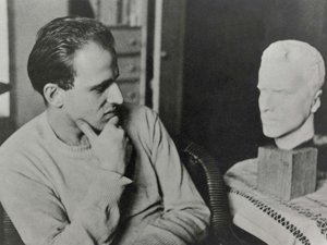1954, Boris Vian se demande pourquoi il a un buste d'Emmanuel Macron dans son salon.