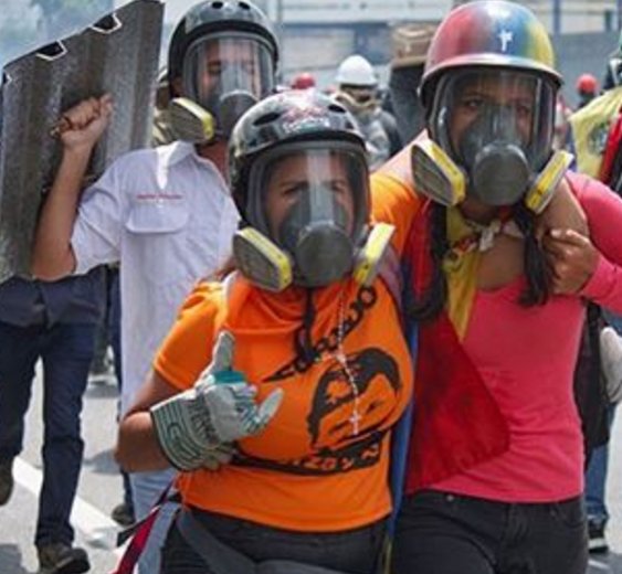 A <a href="/PaulaC_Davila/">Paula C. Dávila M.</a> la GNB le pegó una bomba lacrimógena en el tobillo. Esto le causó un esguince. Denuncia aquí goo.gl/b2SCxo