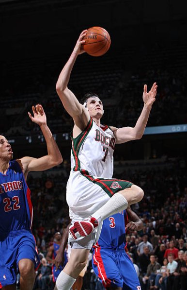 To wish Ersan Ilyasova a happy 30th birthday full of fun dunks and fun masks. 