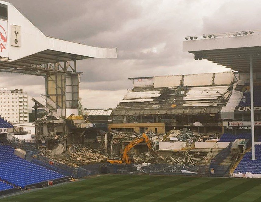 SC_ESPN's tweet photo. Comenzó la demolición de White Hart Lane: el Tottenham jugó ayer su último partido en el recordado estadio. https://t.co/7SIbnjVDiY