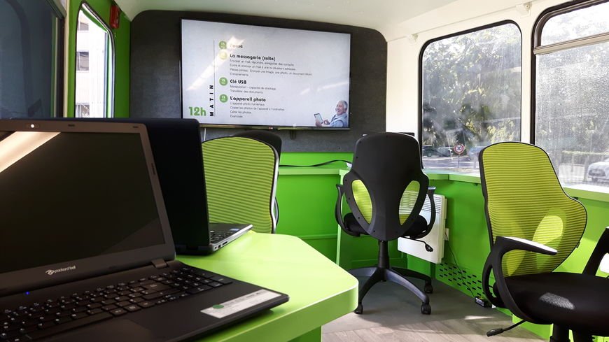 [REF] #lieumobile Le Bus Numérique traverse la Gironde pour rapprocher les seniors de l'informatique ! goo.gl/b8oHRY