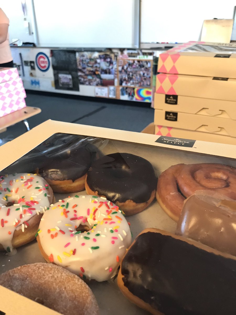 SlopeStuCo's tweet photo. SENIORS!!! It's senior week! All seniors should stop by Mr. Fenton's room, 703 for a free donut!🎉😩😘💦🍩👈🏻 https://t.co/fCTxu0D1qs