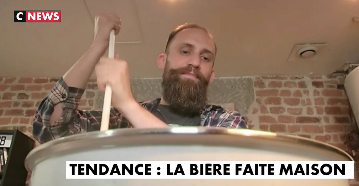 Ozanamanazo's tweet photo. Tendance : la #bière faite maison https://t.co/QR0hJ0RoaL avec des morceaux de @YannPetiteaux dedans. @saint_etienne_ @CNEWS https://t.co/BRUt147BFX