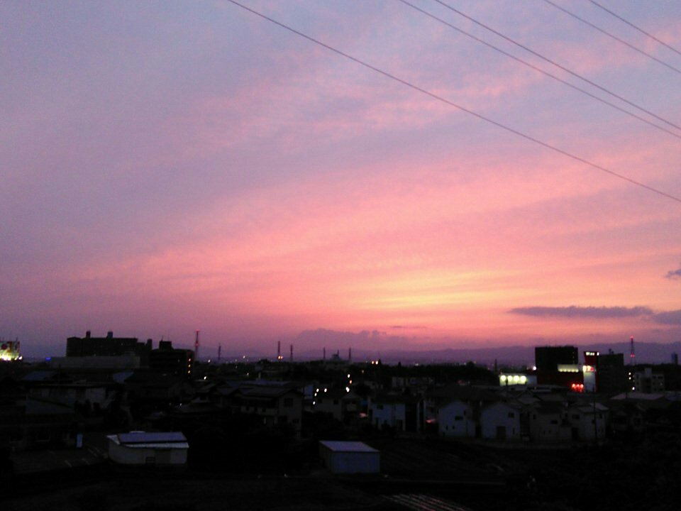 Jackierun's tweet photo. 不思議な夕焼け！ https://t.co/DCyNTIU3em